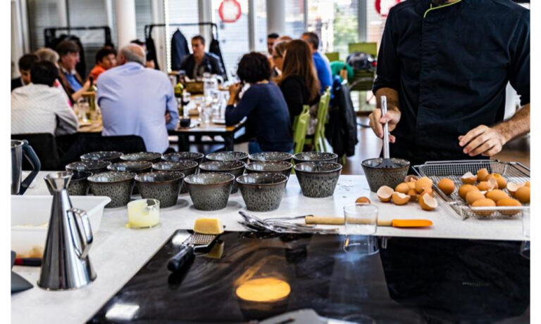 Why Live Stations Keep Seminar Catering Fresh