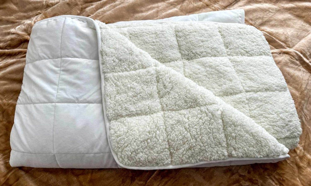 the_best_fuzzy_blankets_for_every_season_from_ligh_1376_featured